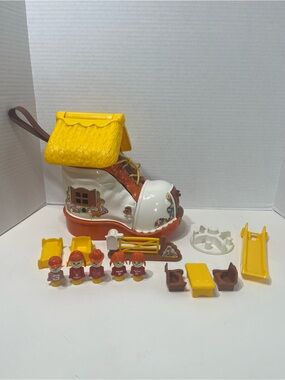 MATCHBOX 1977 vintage play boot live n learn shoe house with accessories playset